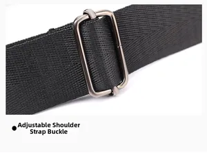 Nahaufnahme von Nylon-Schultergurt mit verstellbarer Metallschnalle an schwarzer Tasche