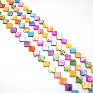 Perline colorate a quadrifoglio in conchiglia naturale per creazione di gioielli