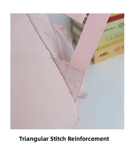 Dettaglio della cucitura a triangolo rinforzata sulla tracolla di uno zaino rosa