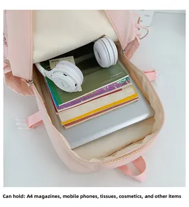 Vista dettagliata dell'interno di uno zaino rosa per libri A4 e computer portatile