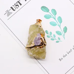 Detail eines Amethyst-Naturstein-Anhängers mit Goldbeschichtung und Metallschlaufe