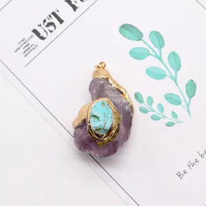 Detailaufnahme von Amethyst-Anhänger mit Türkis-Inlay und vergoldetem Rand