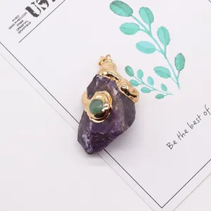 Makro-Detail von unregelmäßigem Amethyst-Anhänger mit vergoldetem Rand und grünem Edelstein
