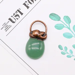 Nahaufnahme von tropfenförmigem Opal-Anhänger mit antikem Bronze-Tierdesign