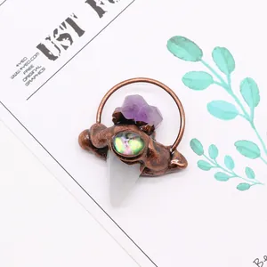 Détail d'un pendentif en bronze vintage avec améthyste, nacre et cristal blanc pur