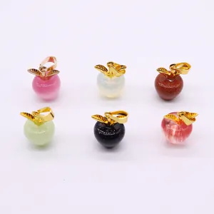 Zes kleurrijke appelhangers van natuursteen met gouden bladeren voor DIY-sieraden