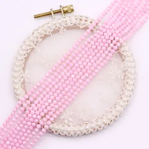 Detalle macro de cuentas sintéticas redondas rosas facetadas para joyería DIY