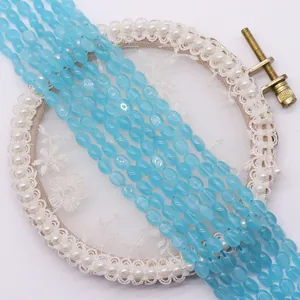 Macro-opname van ovale lichtblauwe kattenoog kralen voor DIY sieraden maken