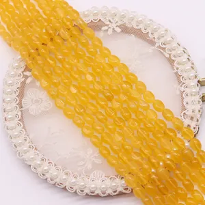 Macro-opname van heldergele kattenoogkralen in ovale vorm voor DIY-sieraden