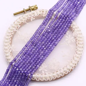 Detalle de cuentas de cristal facetadas en color lavanda para joyería artesanal