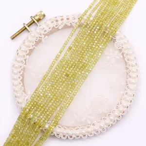 Detailaufnahme gelbgrüner facettierter Würfelperlen aus Naturstein für DIY-Schmuck