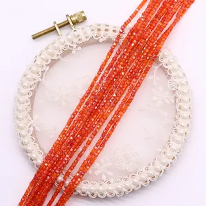 Makroansicht kleiner facettierter orangefarbener Natursteinperlen für DIY-Schmuck
