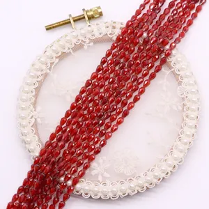 Nahaufnahme roter facettierter Tropfenperlen für DIY-Schmuck und Halsketten