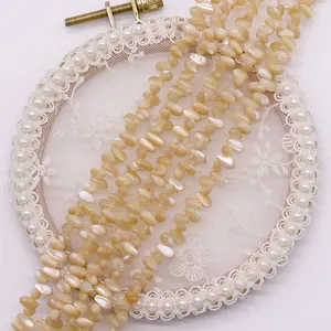 Dettaglio macro di perle in conchiglia naturale a goccia per creazione di gioielli