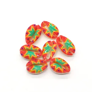 Dettaglio di conchiglie naturali dipinte con motivi geometrici per accessori gioielli DIY
