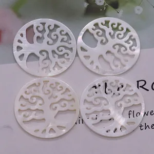 Vier runde Naturmuschel-Anhänger mit ausgeschnittenem Lebensbaum-Muster für DIY-Schmucksets