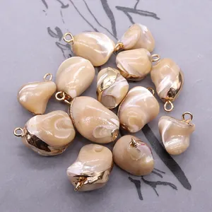Set di dodici ciondoli in conchiglia naturale con bordi e anelli placcati in oro