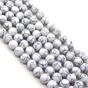 Dettaglio di perle tonde in howlite bianca con venature marmoree per creazione gioielli