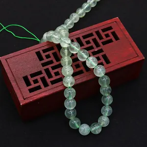 Perles rondes en préhnite vert clair sur boîte en bois vintage pour bijoux artisanaux