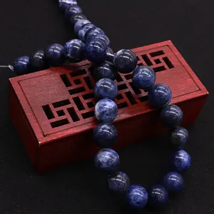 Cuentas redondas de sodalita azul natural pulida para joyería DIY en caja de madera