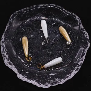 Elegante Tropfenanhänger aus Naturmuschel in Weiß und Champagner mit Metallhaken