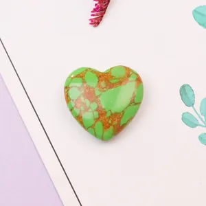 Colgante de corazón de turquesa sintética pulida con vetas verdes y doradas únicas