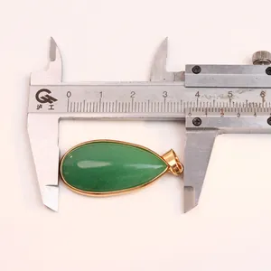 Calibro che misura la larghezza di 38 mm del ciondolo a goccia in pietra verde e oro
