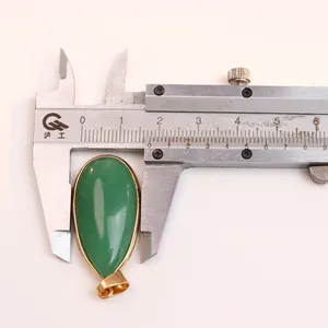 Dettaglio del ciondolo a goccia in aventurina verde da 17mm con castone dorato