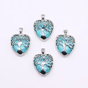 Detail van levensboom hangers met turquoise hartvormige stenen in zilverkleur
