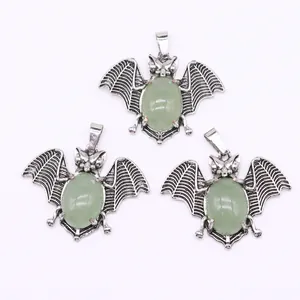 Detail van vintage zilveren vleermuishangers met groene aventurijnstenen voor DIY-sieraden