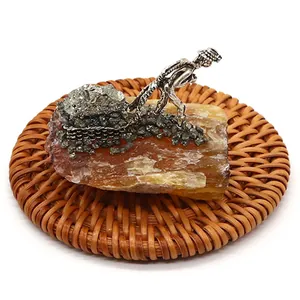 Detalle de una estatuilla de minero de metal plateado en base de piedra de cristal natural