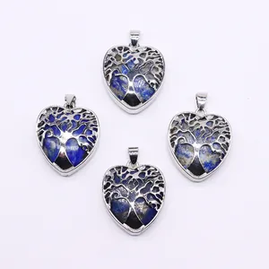 Detailweergave van hartvormige Levensboom hangers met blauwe steen en zilveren plating