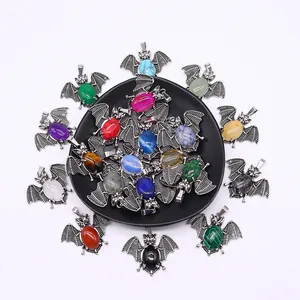 Vintage vleermuis hangers met ovale edelstenen in een cirkelvormige lay-out
