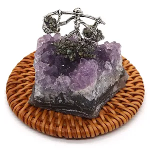 Primer plano de un racimo de amatista natural con una figura de minero plateada y pirita