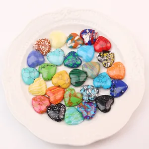 Surtido de cuentas de piedras naturales y sintéticas en forma de corazón en un plato