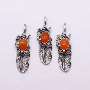 Detaillierte Ansicht von drei Federanhängern aus Silber mit ovalem orangem Achat-Stein
