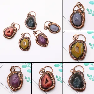 Natural Stone Irregular Agate Geode Pendant With Red Copper Electroplated Edge Vintage Bohemian Striped Druzy Gemstone Pendant For DIY Jewelry Making Necklaces Women