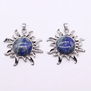 Nahaufnahme von Sonnenanhängern mit Lapislazuli-Steinen und silbernen Metallstrahlen