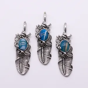 Detail von Vintage Federanhänger aus Silber mit blauem Stein für DIY Schmuckdesign