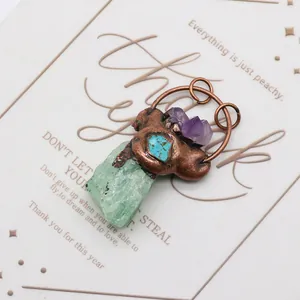 Détail de pendentif vintage en pierre verte avec cristaux violets et attaches en bronze