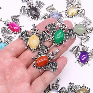 Vintage vleermuis hangers met ovale natuurstenen in diverse kleuren voor DIY-sieraden