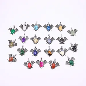 Set van twintig vleermuis-hangers van vintage legering met diverse ovale natuurstenen