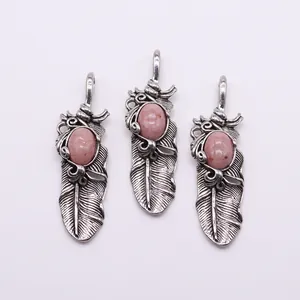 Detailansicht der Vintage Silber Federanhänger mit ovalen rosa Steinen im Boho-Stil