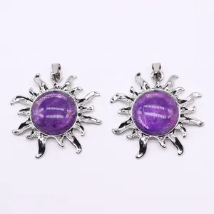 Detailansicht von zwei silbernen Sonnenanhängern mit runden lila Edelsteinen für Schmuck
