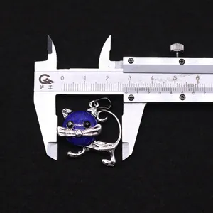 Medición de colgante de gato con piedra natural mostrando 31mm de ancho con calibre