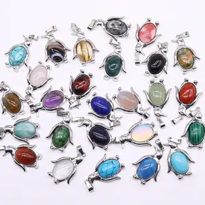 Collectie pinguïnhangers van natuursteen met zilveren metalen lussen op witte achtergrond