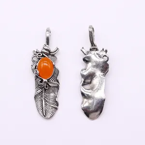 Federschmuckanhänger aus Altsilber mit ovalem orangefarbenem Stein, Vorder- und Rückseite