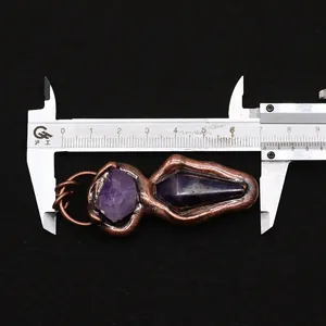 Dettaglio di pendente in ametista naturale misurato a 7cm con calibro di precisione