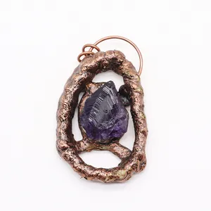 Makroaufnahme von Amethyst-Kristallanhänger mit antikem Bronze-Holzrindengeflecht