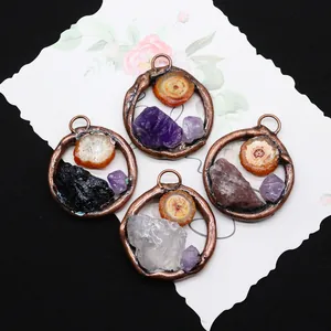 Set van vier ronde natuursteen hangers voor het maken van DIY kettingen en sieraden
